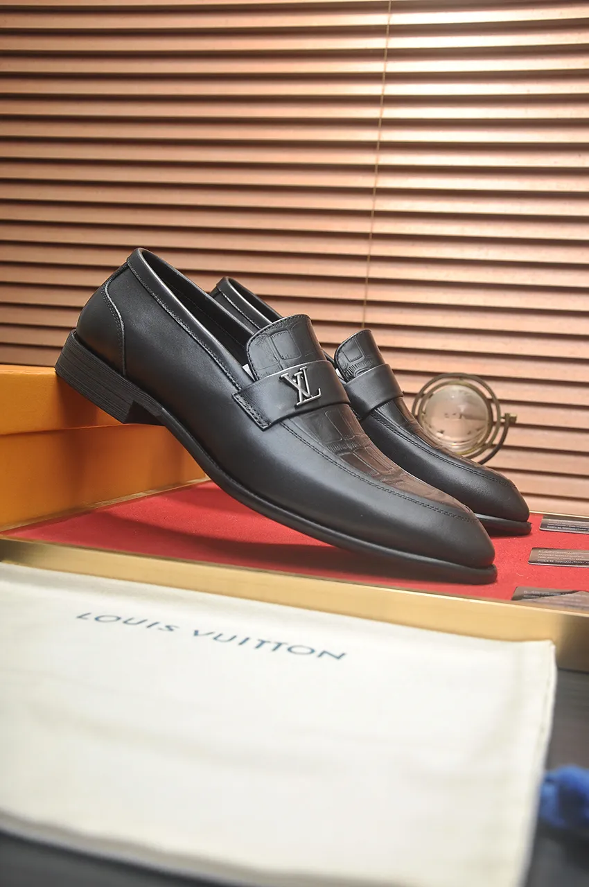 Men's men's shoes 💰540💶 [LV] (original single cowhide lining) 🍀LV's latest genuine leather business suit shoes are launched simultaneously on the official website. The first-layer cowhide imported from Italy is made of heavy gold, 💥official website 1:1 rubber outsole. Versatile to wear, high-end without losing class, and the color combination is extraordinary. This four-season style is alluring when worn on your feet, showing off your big-name flair. Standard code 38-45 (45 customized)